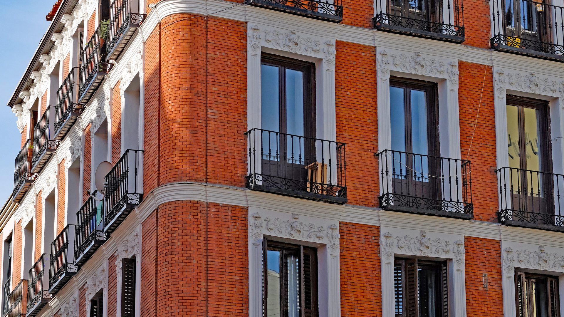 Edificio residencial de ladrillo en Madrid — fachada típica