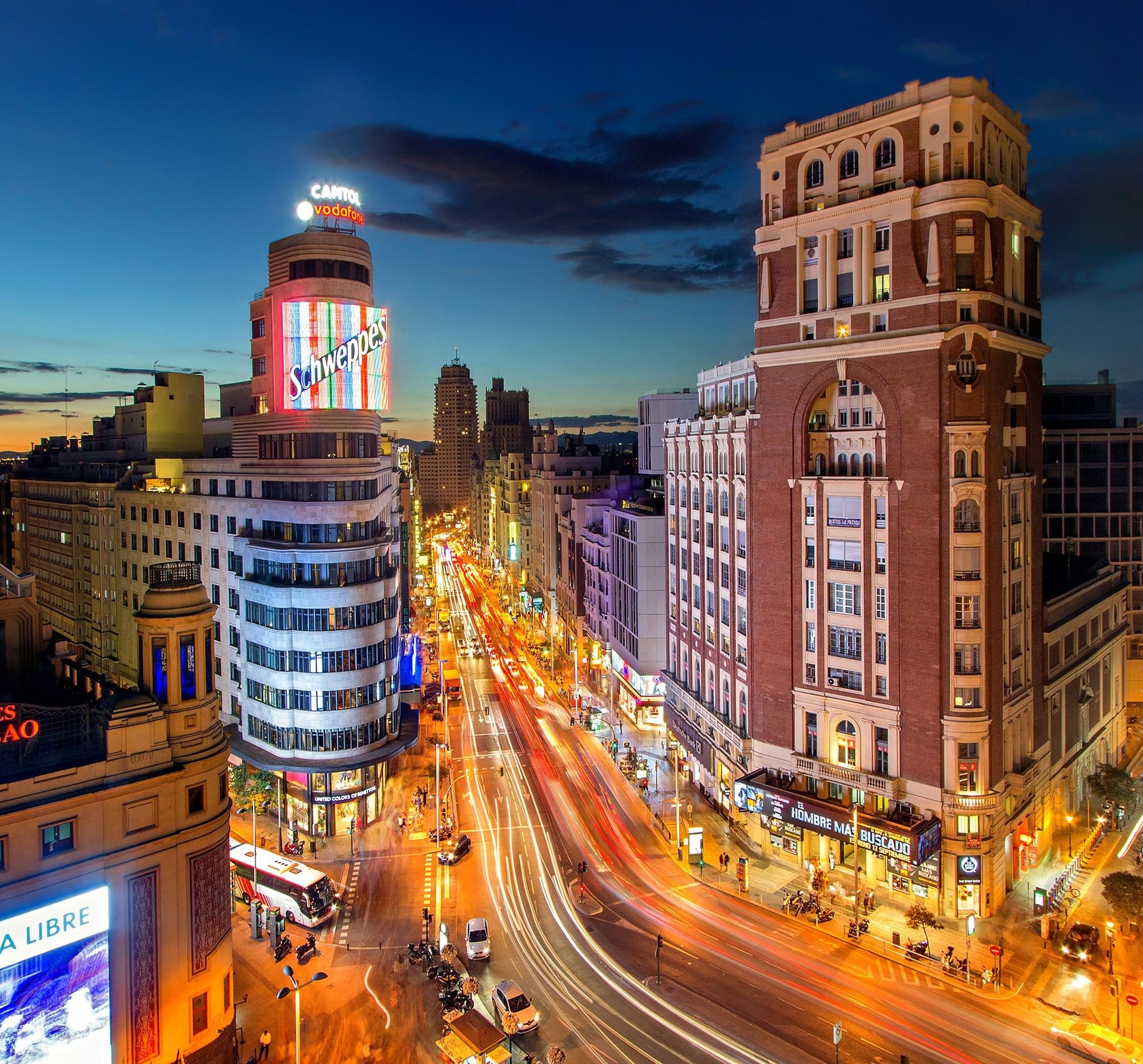 Gran Vía de Madrid de noche — edificios del centro