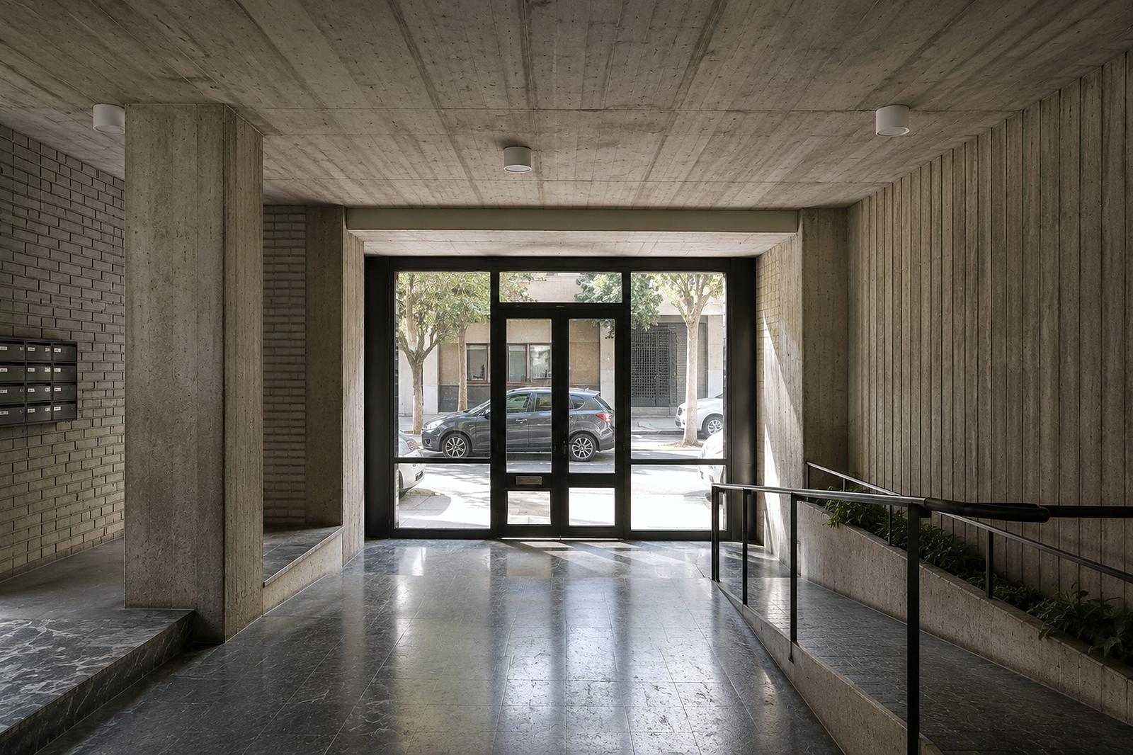 Portal y acceso: Itinerario practicable, desniveles y anchura de paso hasta
