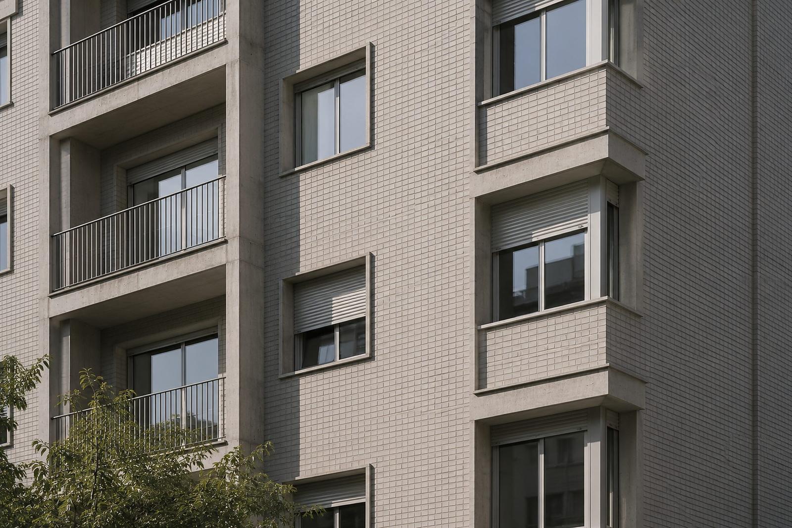Fachada: Revestimiento, carpintería exterior, balcones y anclaje de